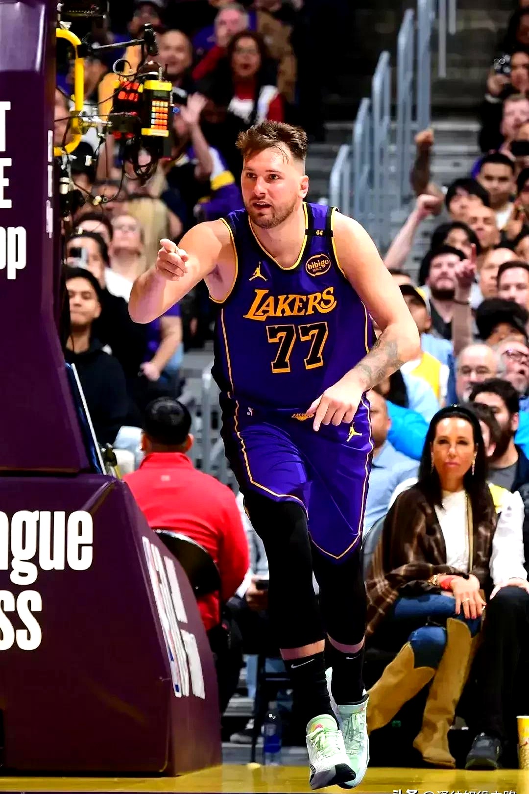 九游体育-东契奇关键节点势不可挡，老鹰带队取胜！的简单介绍-九游体育